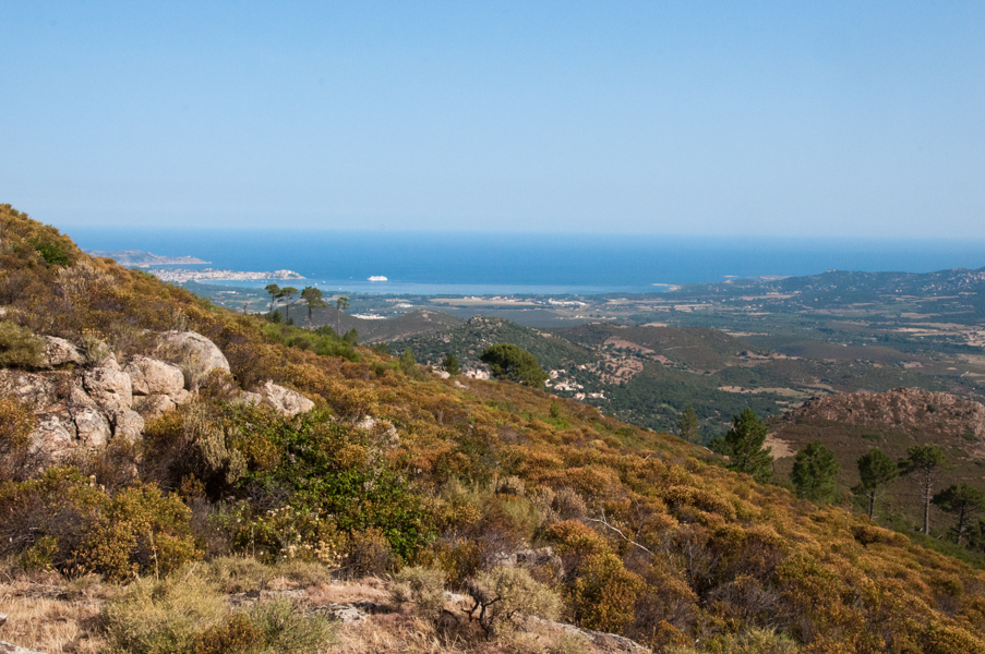 Korsika je horká, dusná a hornatá.