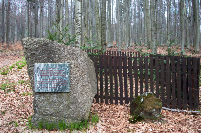 Památník krušnohorským lesníkům u Karlovy studánky