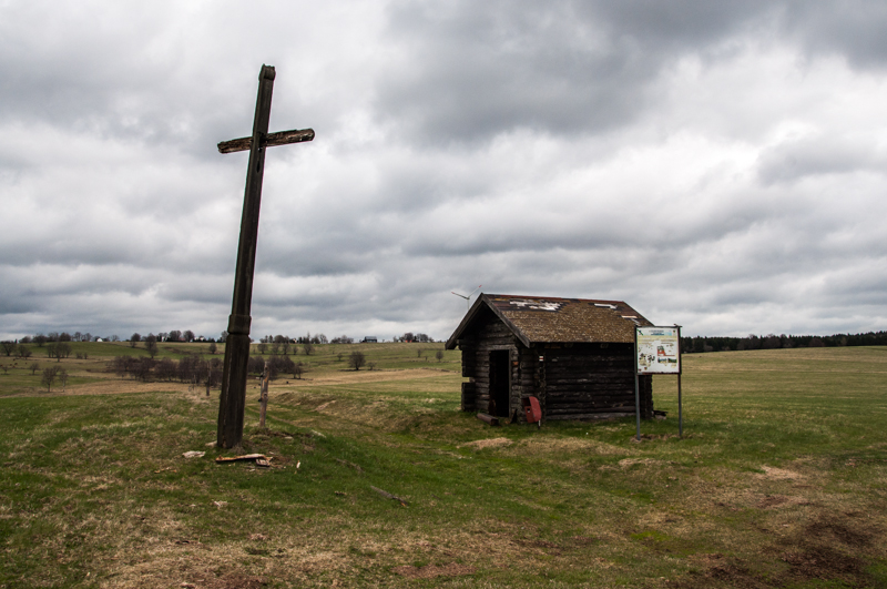 Srub a kříž na kopci U Křížku před obcí Mníšek