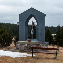 Památník bývalého kostela v Jelením