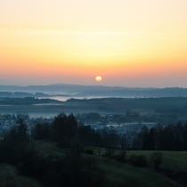 Východ slunce z rozhledny u Lomnice nad...