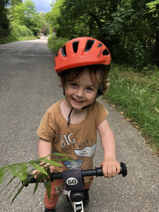 Bambini piccolo frčí na dětském odrážedle