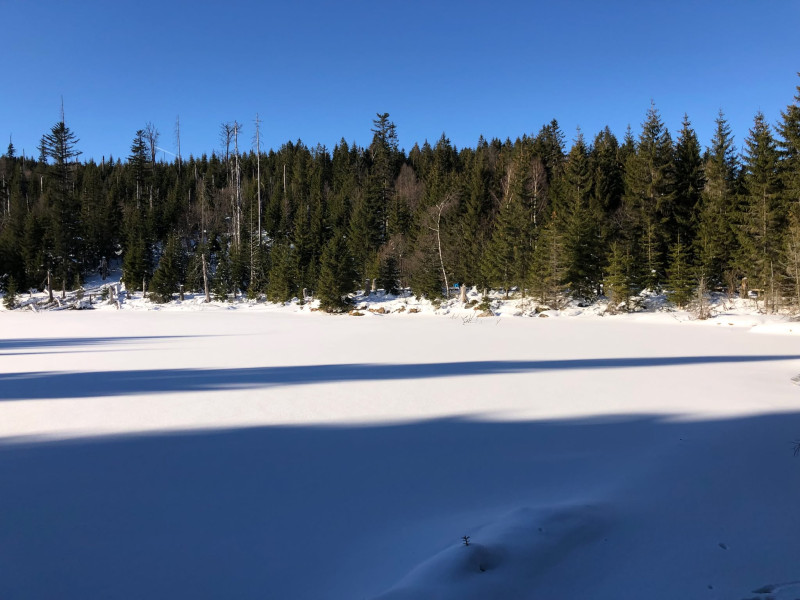 Jezero Laka pod sněhem a ledem