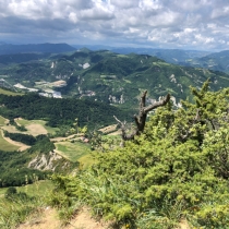 Apeniny probělené většinou vápencovými...