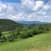 Apeniny ze svahu s vyhlídkou