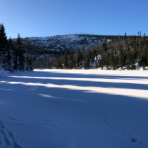 Pohled přes jezero Laka