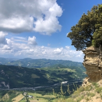 Skalnaté odkryvy na Monte Adone