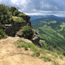 Vlajka a vrcholový kříž Monte Adone z...